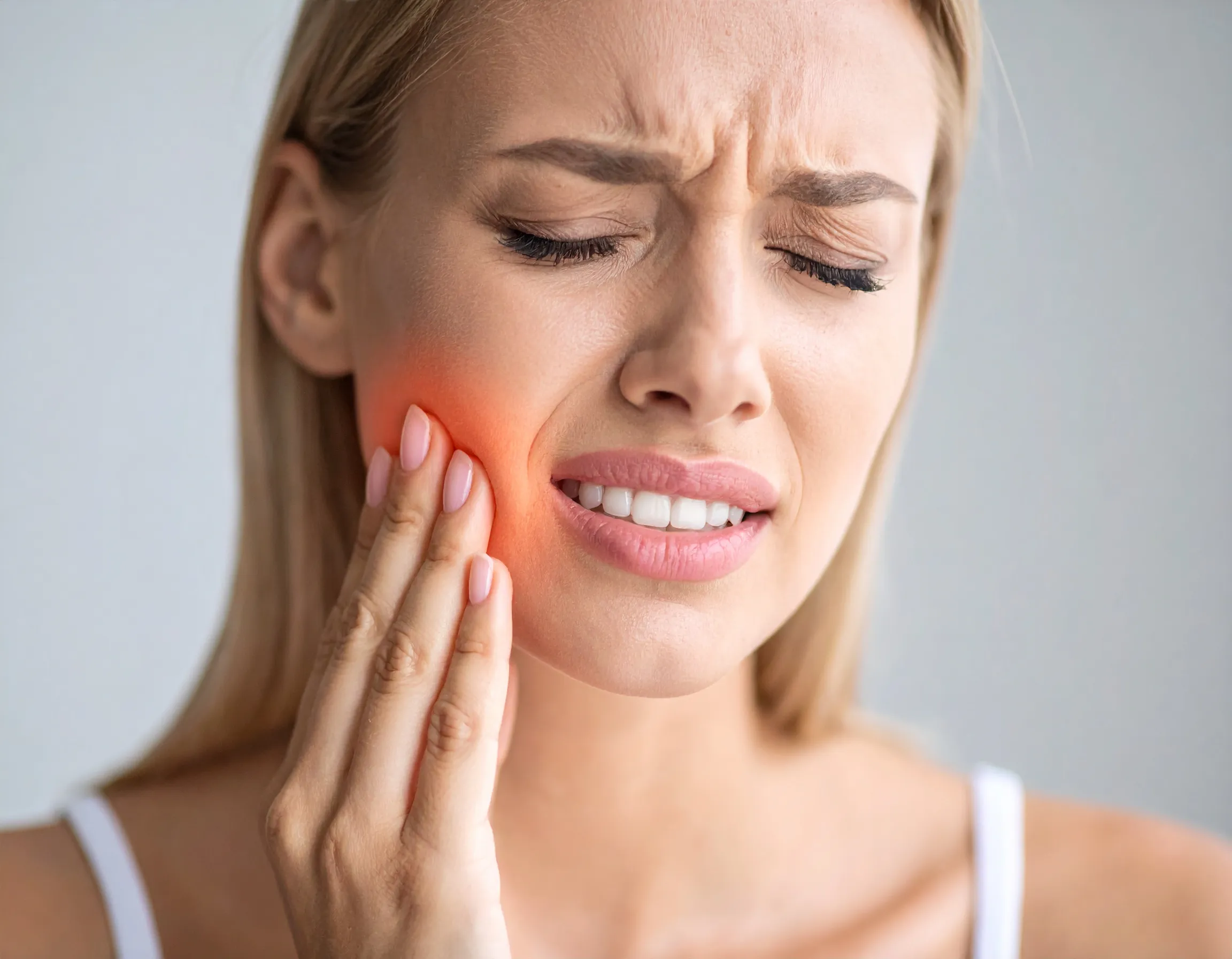 En person som har kraftig akut tandvärk, på hela sidan av käken.