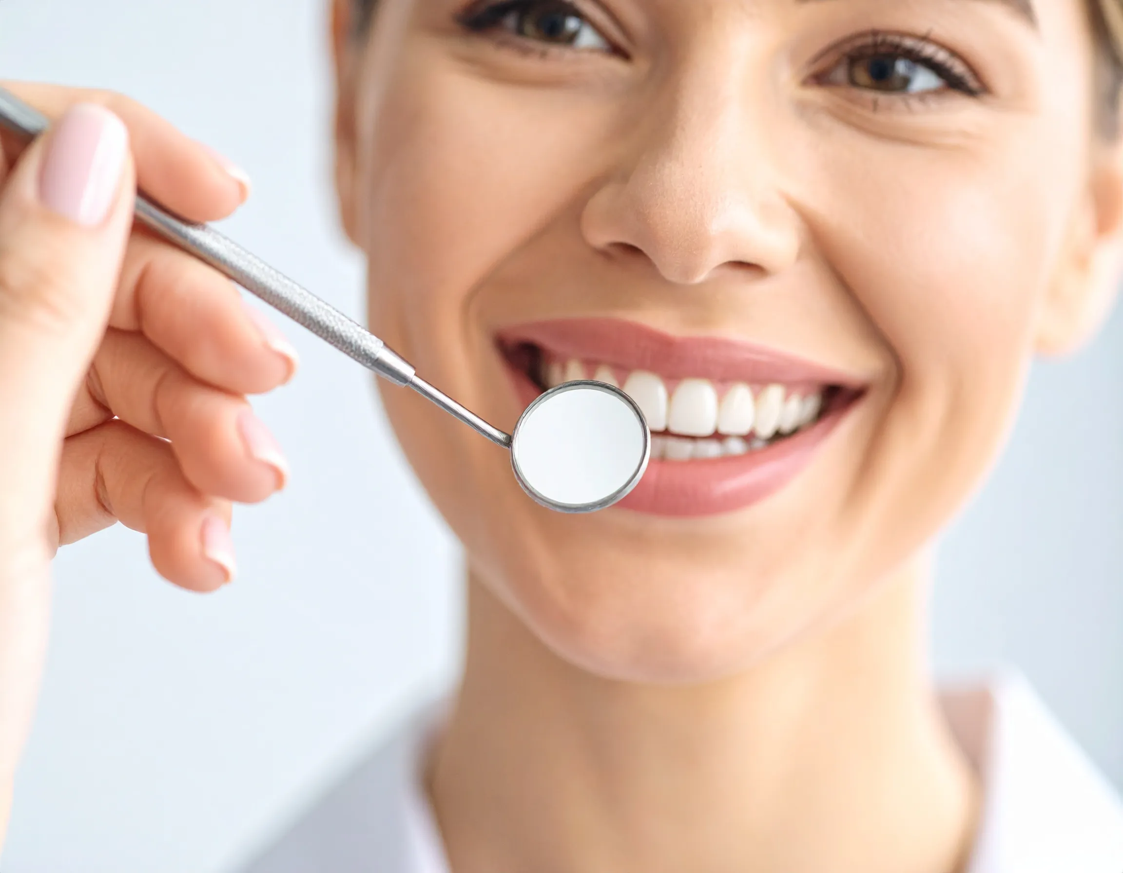 En glad kvinnlig patient som njuter av ett fint resultat efter behandling med skalfasader