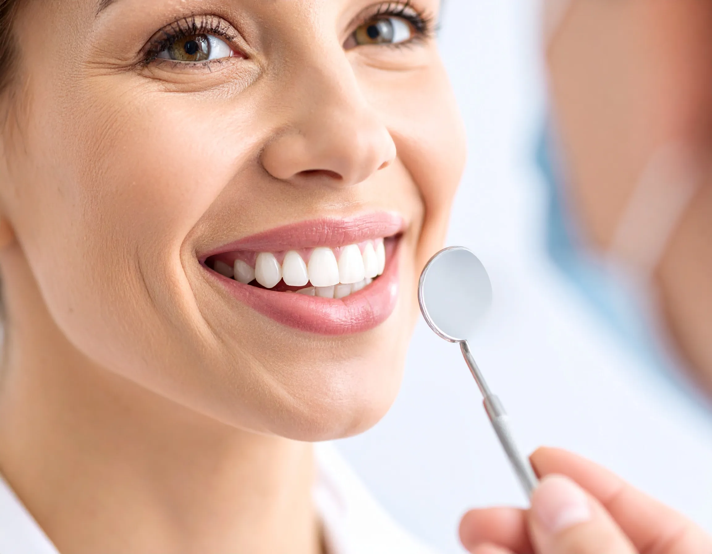 Illustration av en leende kvinna hos en omtänksam tandläkare, symbol för trygg tandvård och hjälp med tandvårdsrädsla.