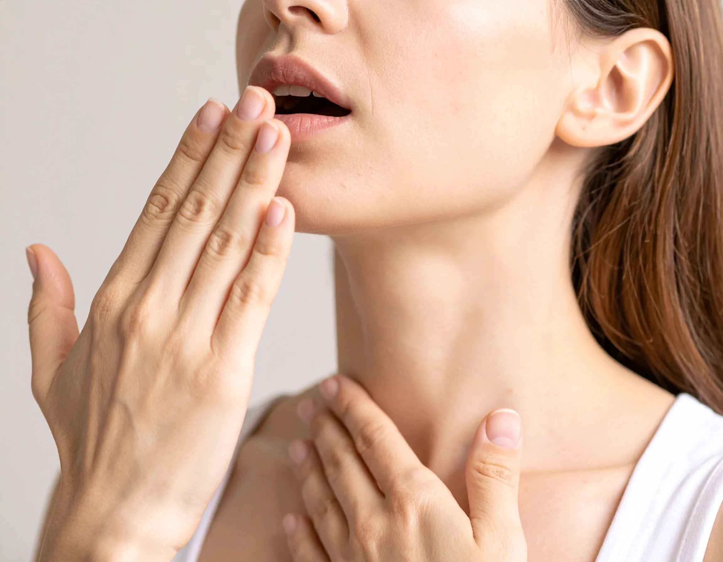 Bild som visar en kvinna som känner efter om hon har dålig andedräkt.