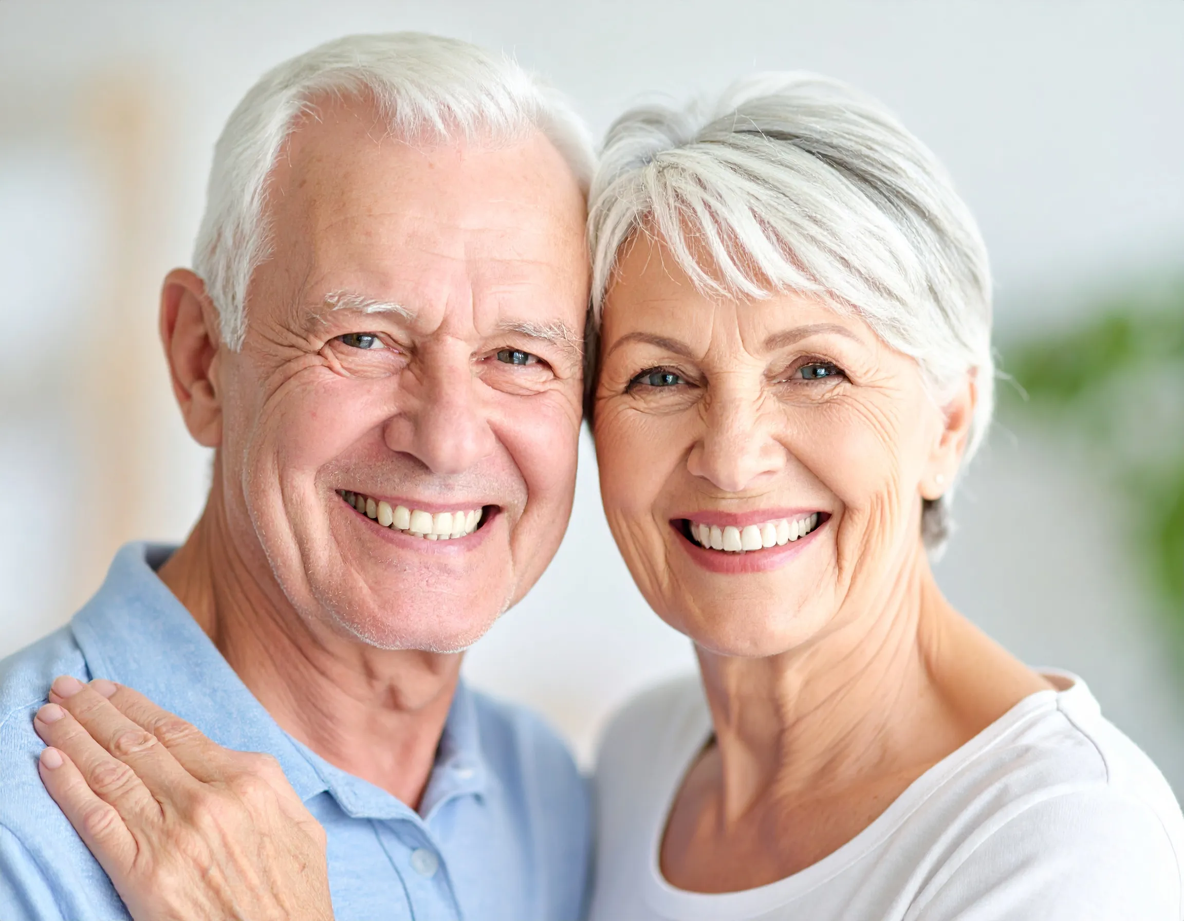 Ett leende äldre par, symboliskt för god munhälsa för seniorer.