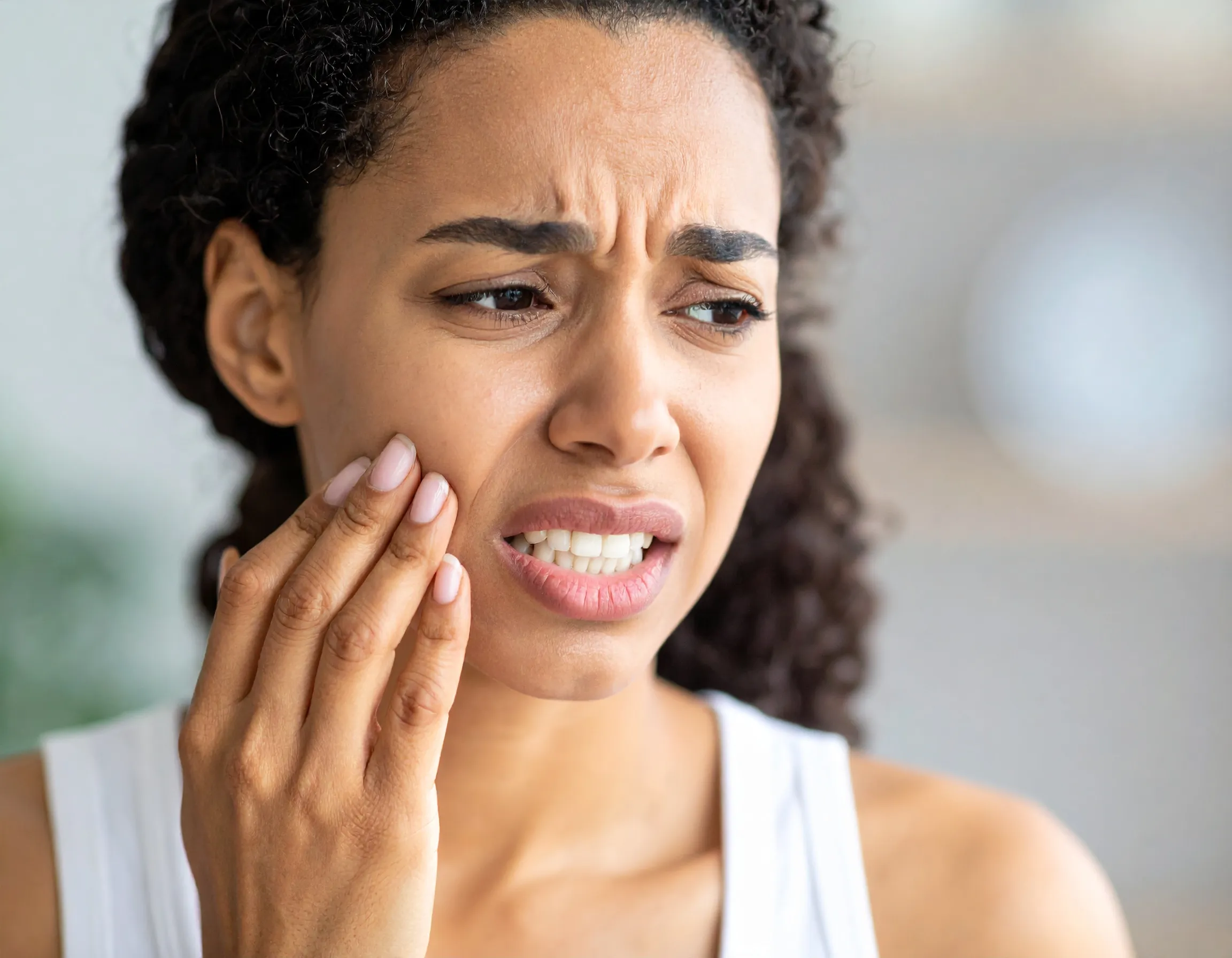 Person som besväras av att det fastnar mat mellan tänderna