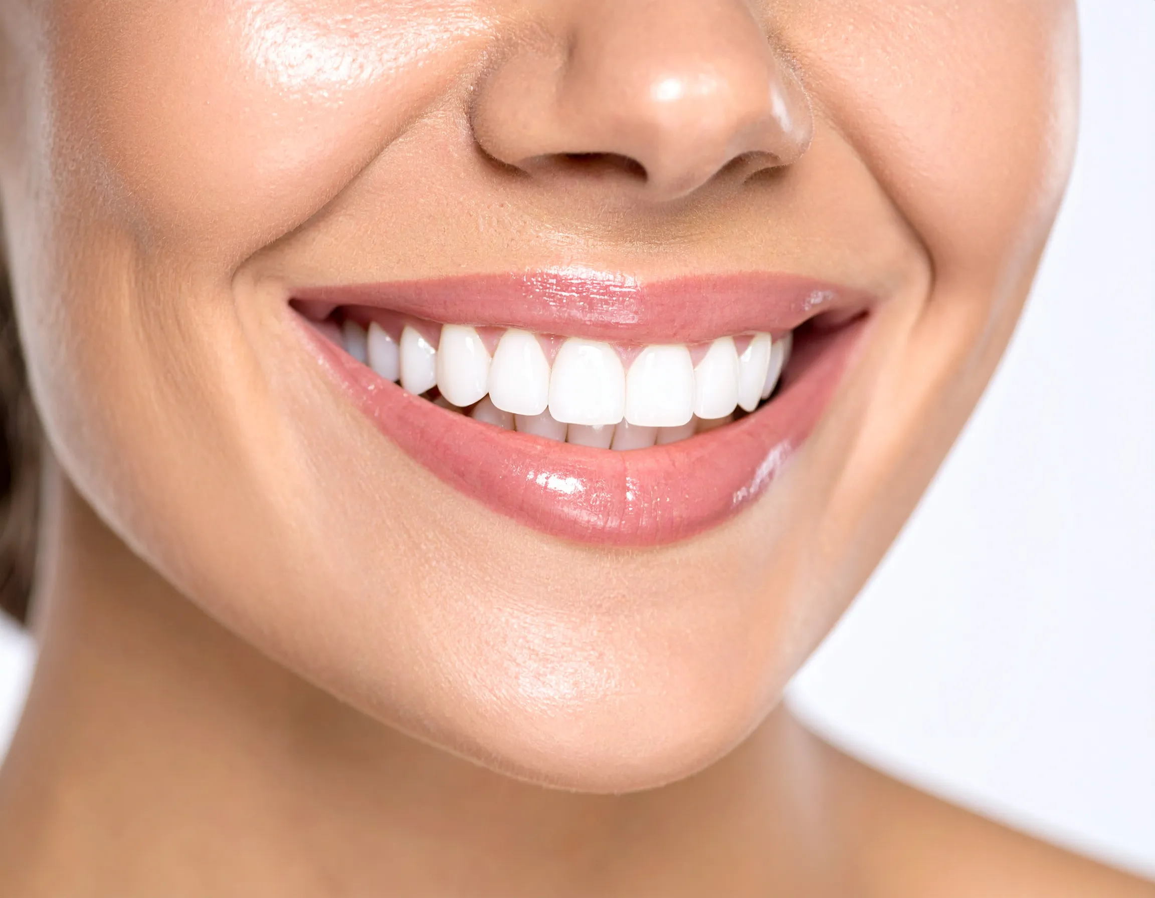 Ett naturligt vackert och friskt leende.